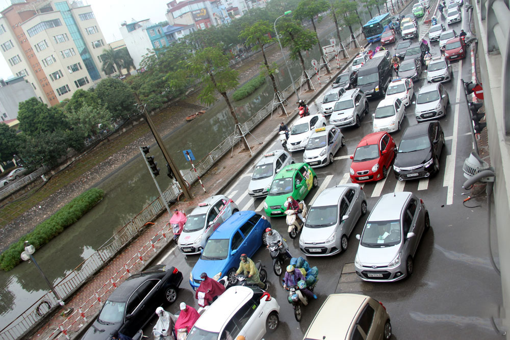 Vật vã chôn chân hít khói ô tô trong mưa rét Hà Nội Vật vã chôn chân hít khói ô tô trong mưa rét Hà Nội